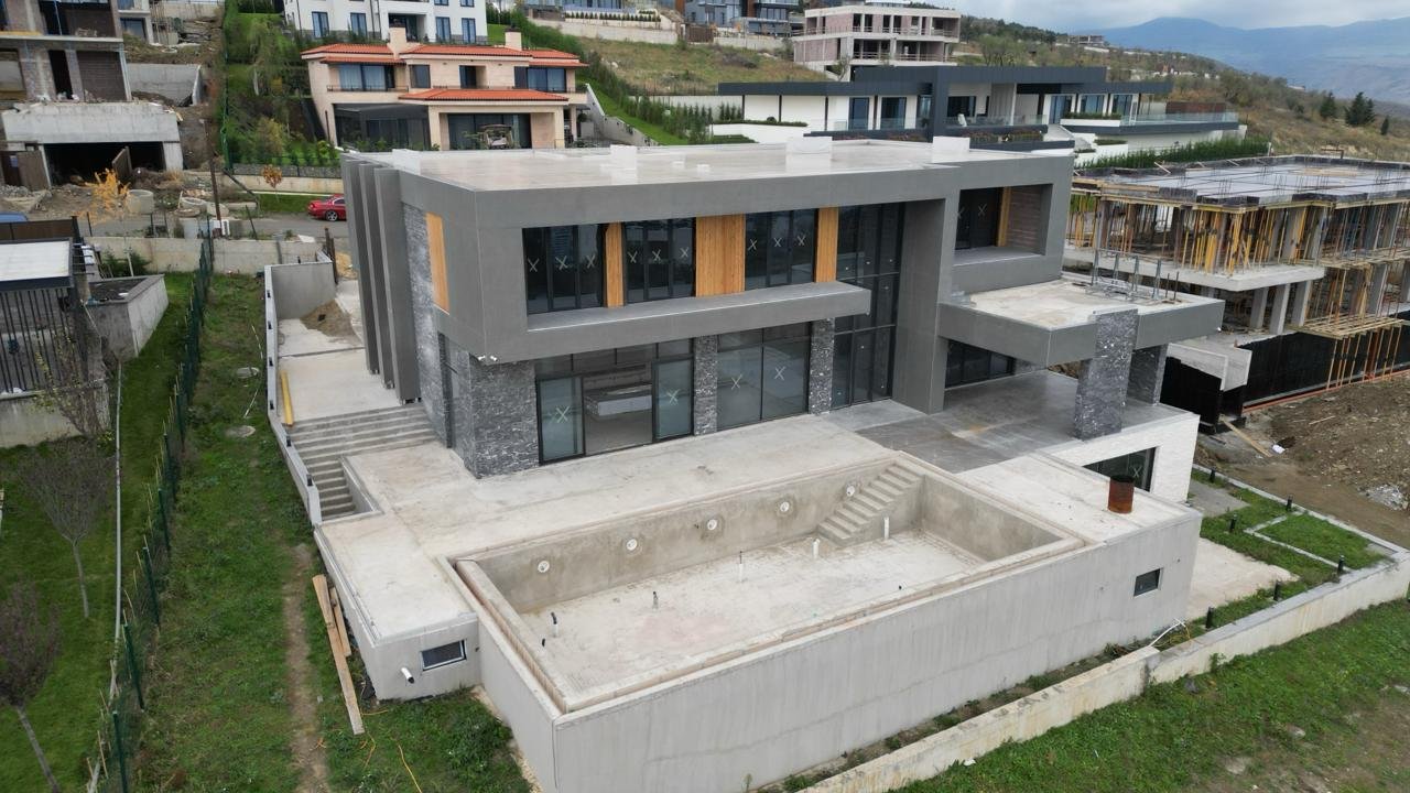 იყიდება 7 ოთახიანი კერძო სახლი