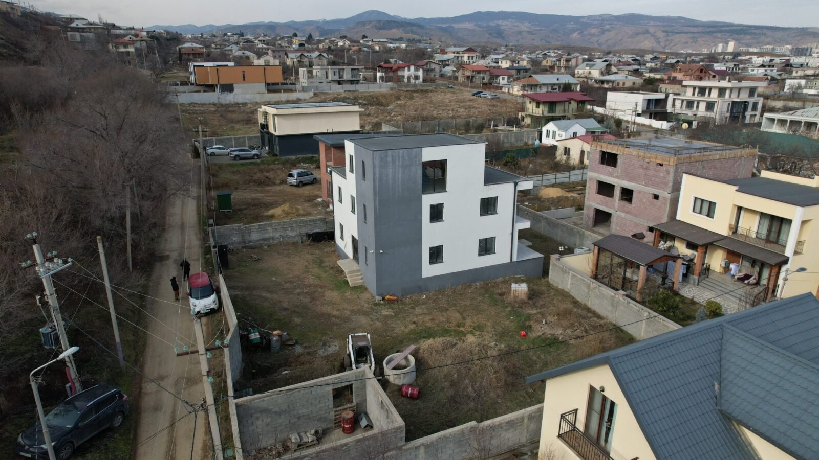 იყიდება 9 ოთახიანი კერძო სახლი