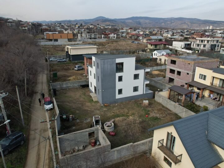 იყიდება 9 ოთახიანი კერძო სახლი