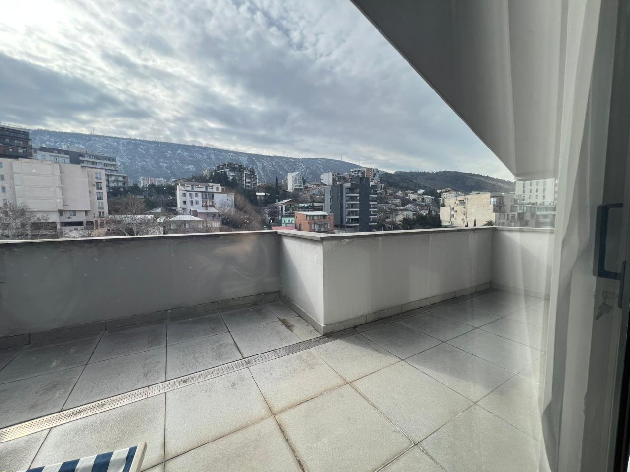 იყიდება 6 ოთახიანი ბინა