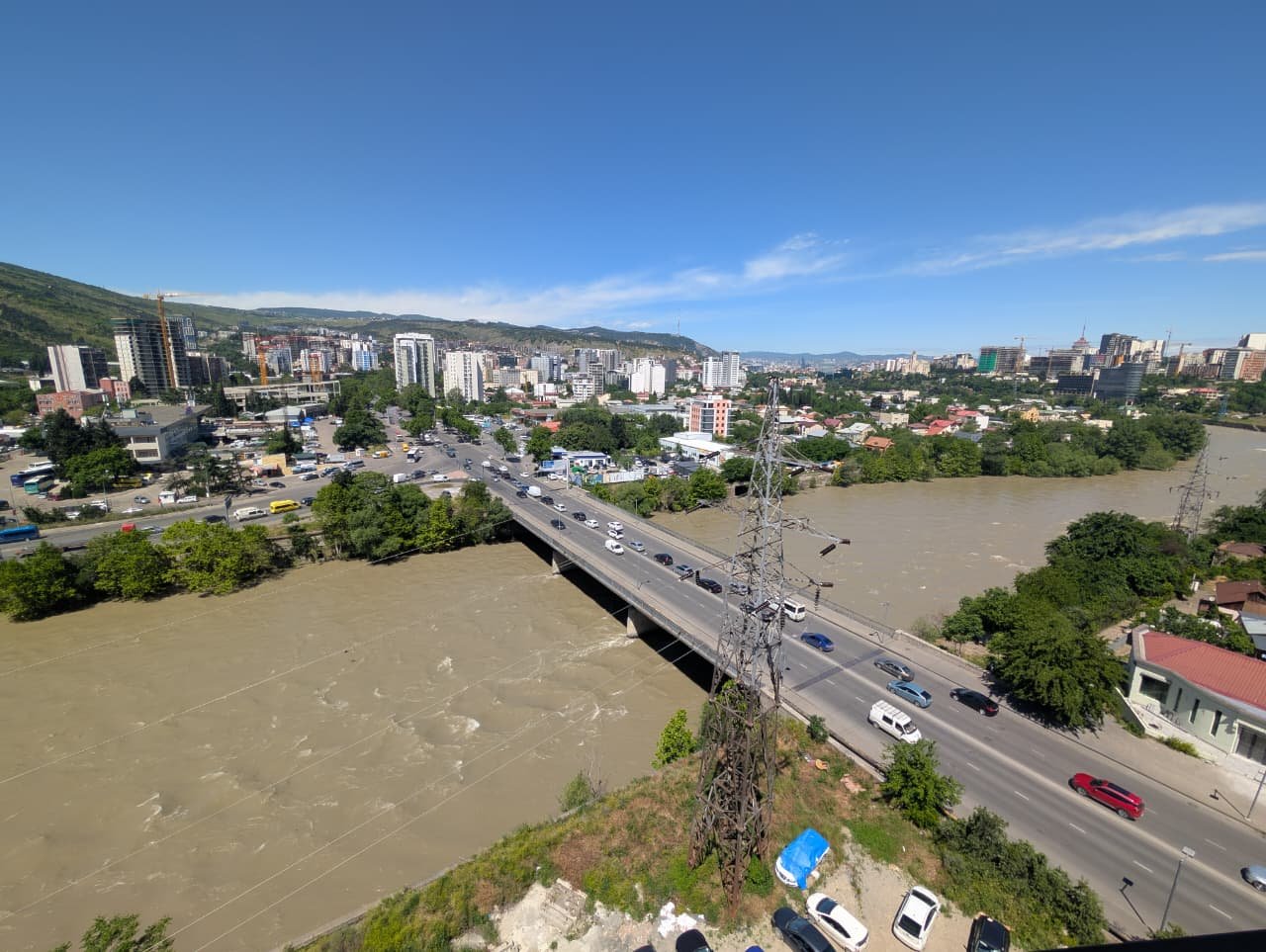 იყიდება 4 ოთახიანი ბინა