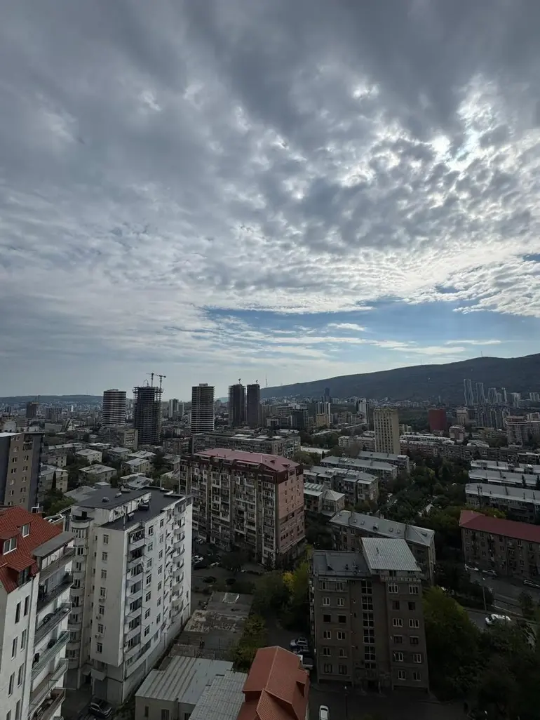 იყიდება 6 ოთახიანი ბინა