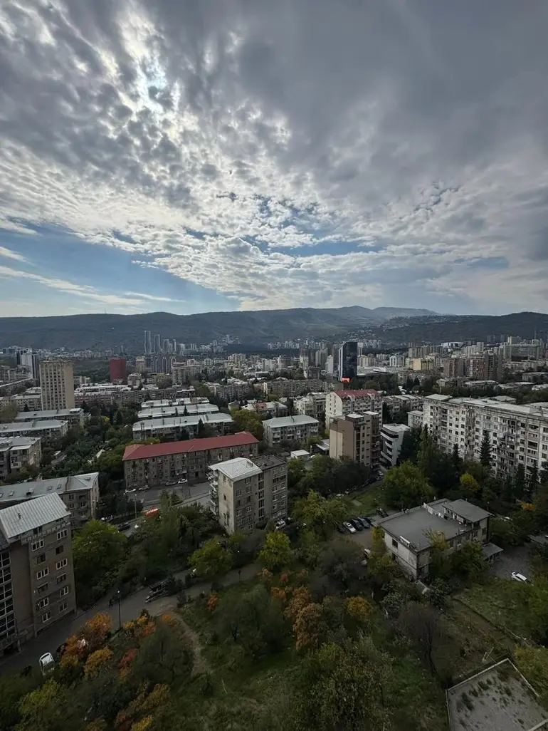 იყიდება 6 ოთახიანი ბინა