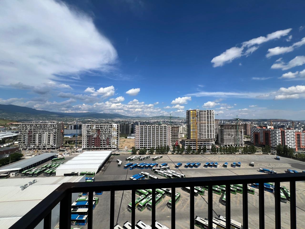 იყიდება 2 ოთახიანი ბინა